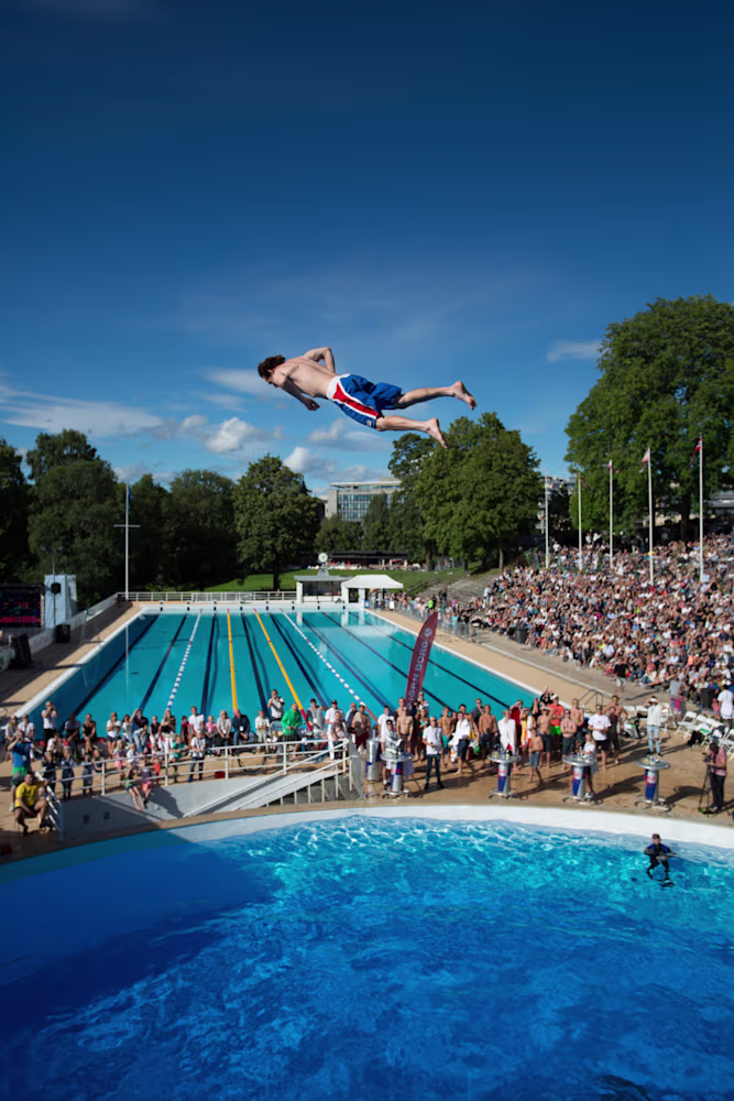 diver-prone-above-the-pool